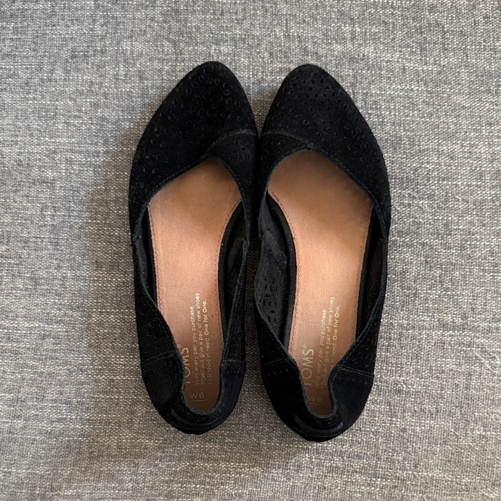Toms Jutti Black Suede Flat.